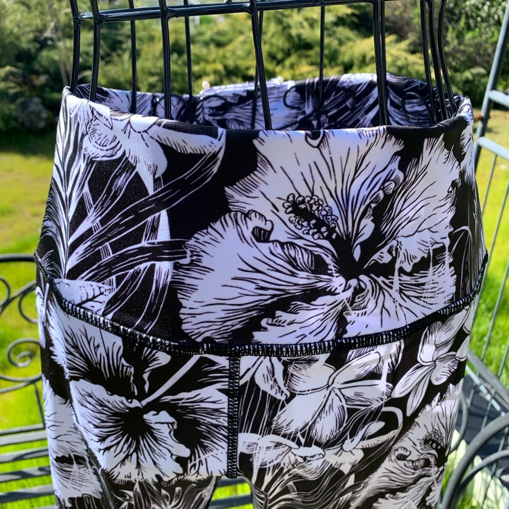 Yoga pants , stretchy and stylish in a black on white tropical print - Picture 4 of 10